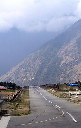 lukla3.jpg (286x450; 22 KBytes)